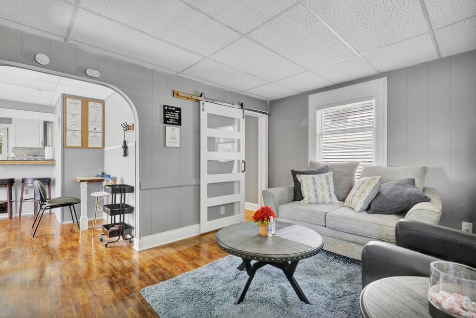 Kitchen or kitchenette, Living room, Seating area, Dining area