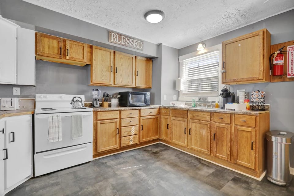 Coffee/tea facilities, Kitchen or kitchenette, oven, stove, toaster