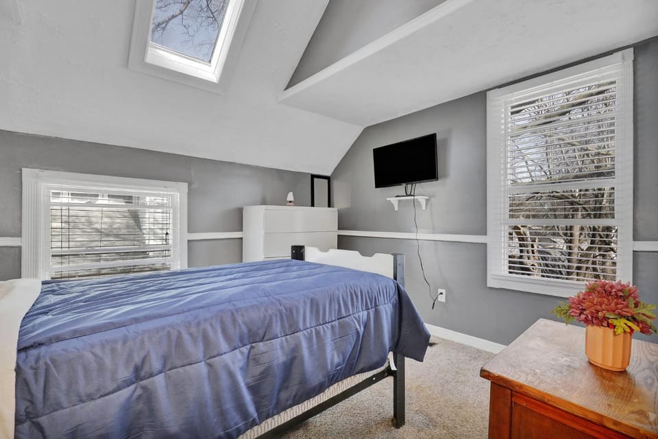 Bed, TV and multimedia, Photo of the whole room, Bedroom