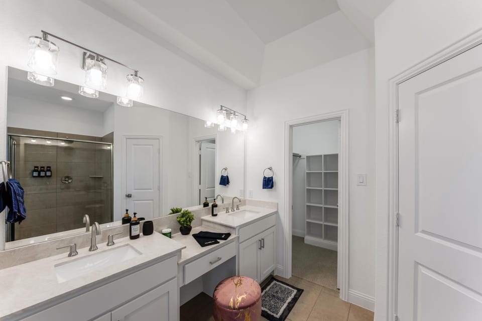 Bathroom, towels