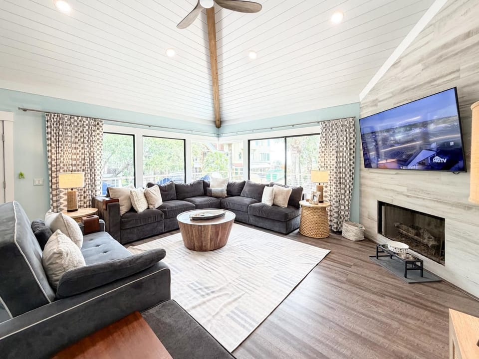 2nd Row 5 Bed 3 and one half Bath Pet Friendly Ocean View Beach House House in North Forest Beach