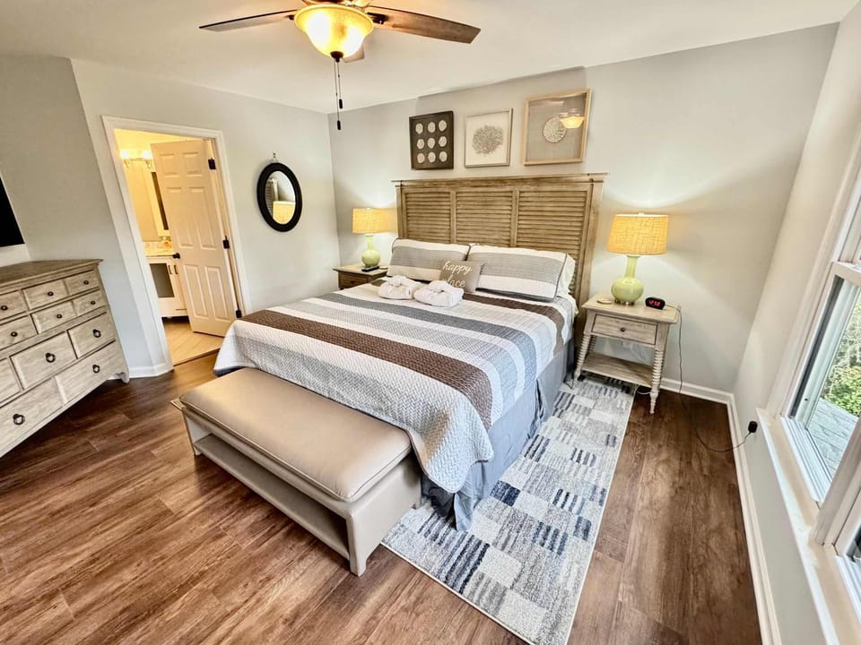 Lovely 3 Bed3 Bath Pet FriendlyVilla - Walk to the beach pools and tennis #75 Ocean Breeze House in South Forest Beach
