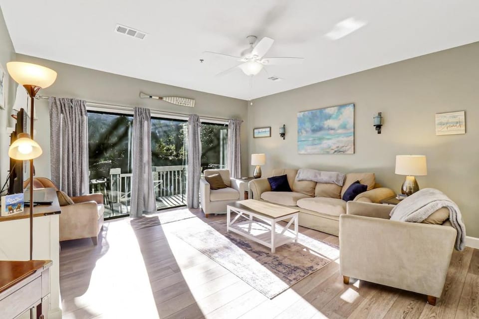 Pet Friendly Beach Villa -3 bed 3 bath - walk to the Beach -88OB House in South Forest Beach