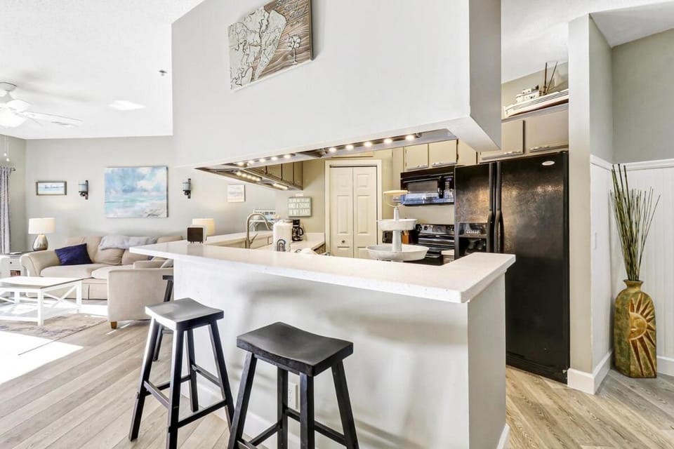 Pet Friendly Beach Villa -3 bed 3 bath - walk to the Beach -88OB House in South Forest Beach
