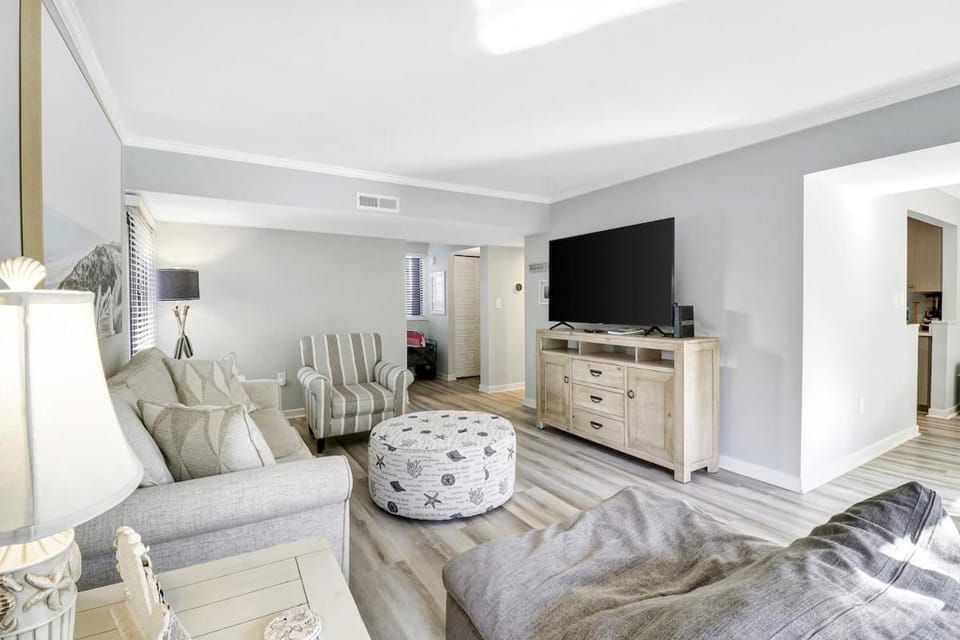 Poolside Beach Villa 2 bed 2 & one half bath-Pet Friendly House in Hilton Head Island