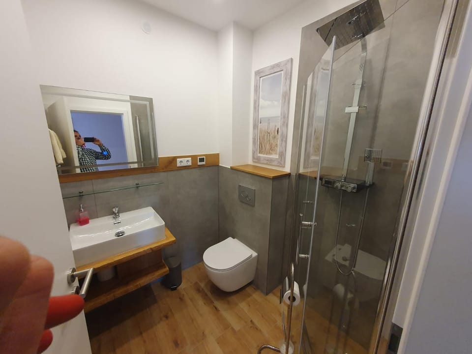 Shower, Toilet, Bathroom, towels