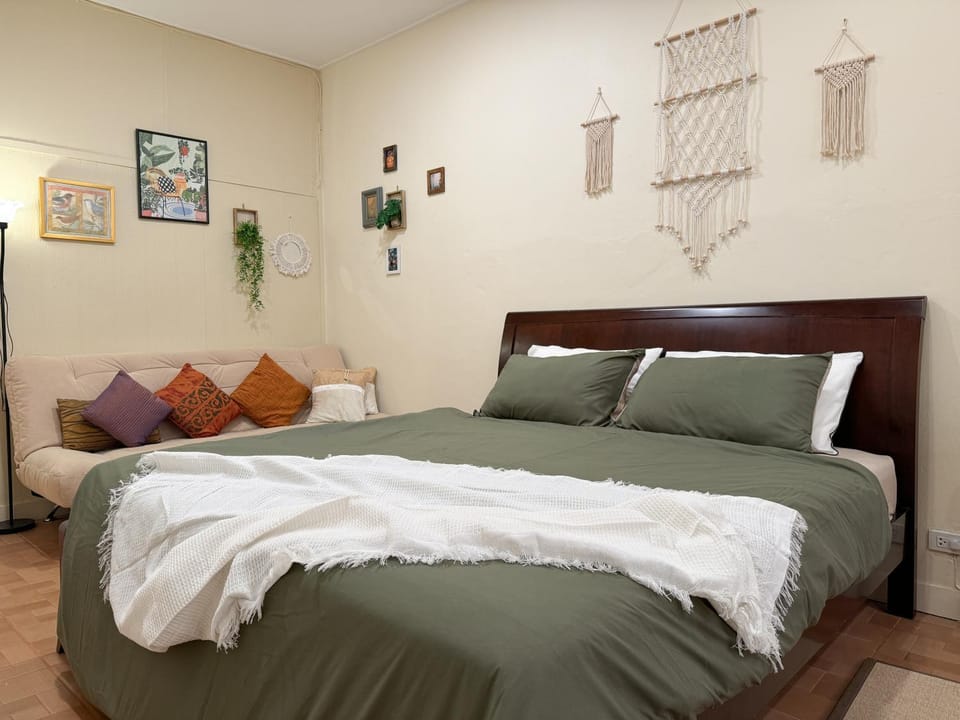 Bed, Photo of the whole room, Seating area, Bedroom, internet, towels, air conditioner
