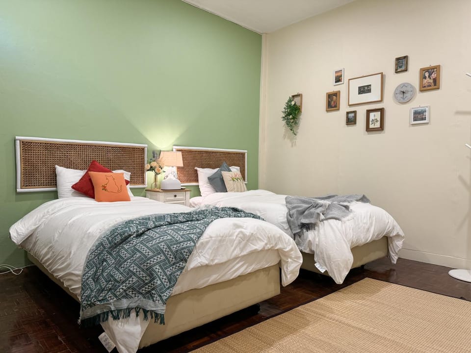 Bed, Photo of the whole room, Decorative detail, Bedroom, internet, air conditioner