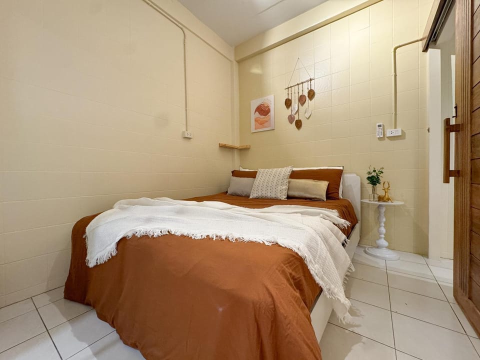 Bed, Photo of the whole room, Decorative detail, Bedroom, internet, air conditioner