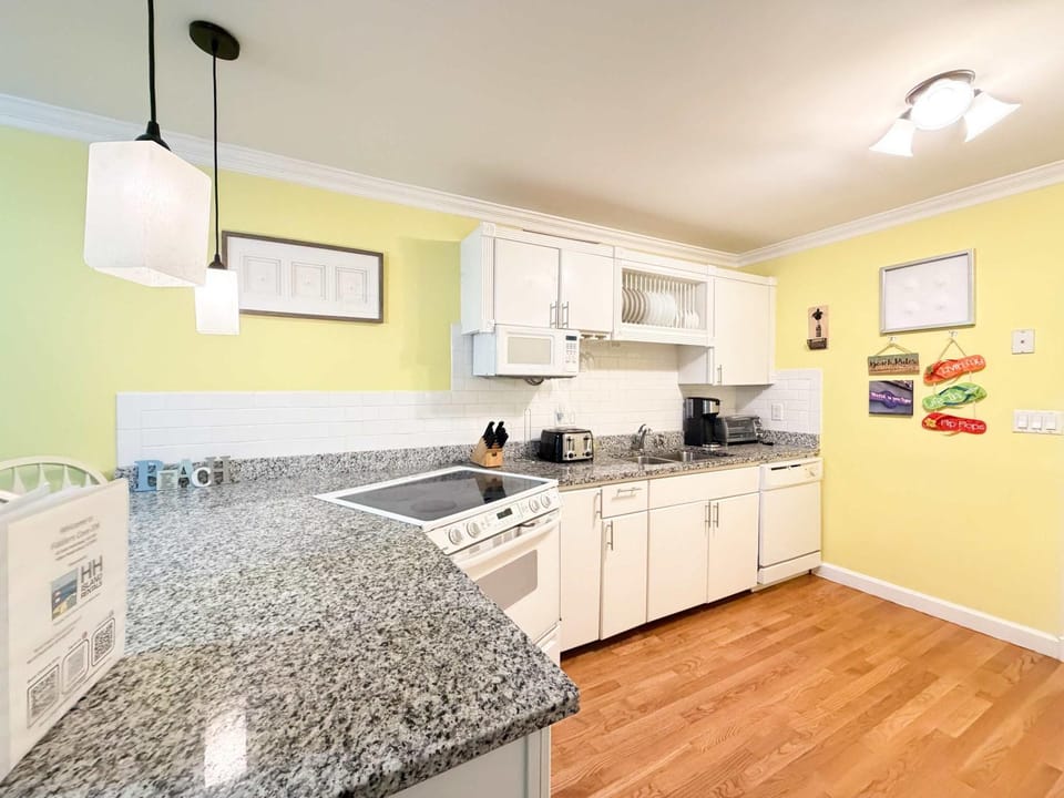 Just Steps to Folly Field Beach - 2 bd 2 ba condo House in Hilton Head Island
