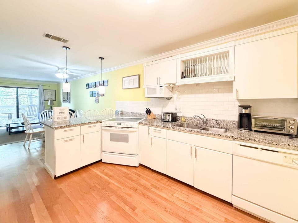 Just Steps to Folly Field Beach - 2 bd 2 ba condo House in Hilton Head Island