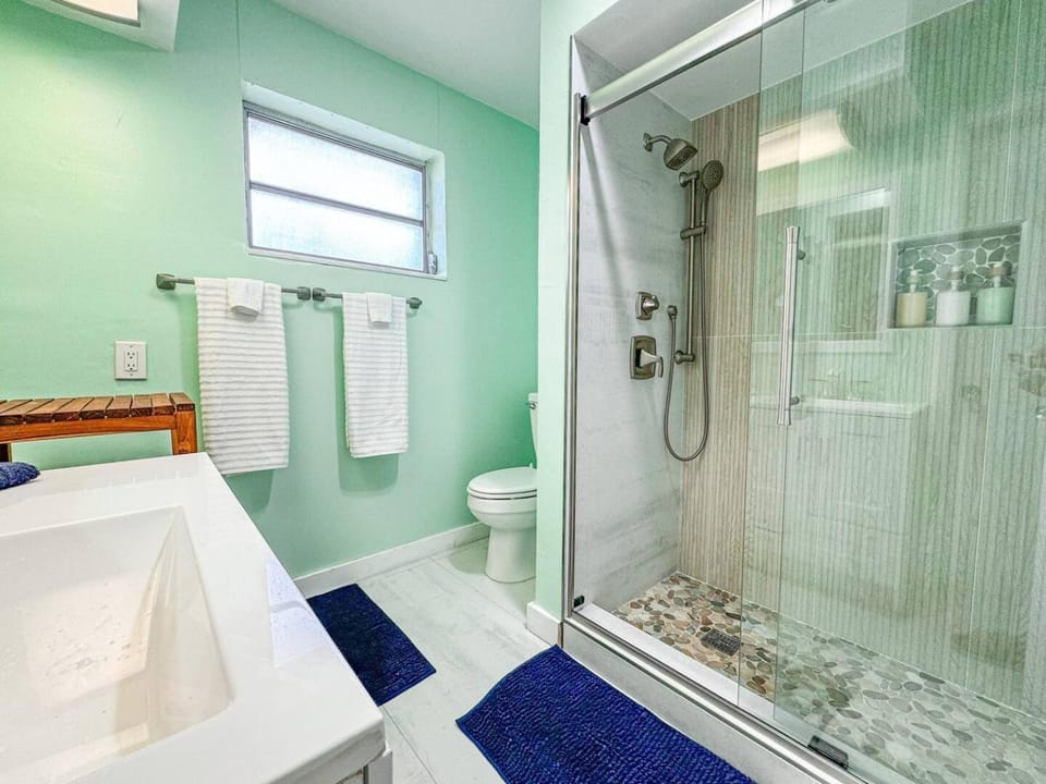 Shower, Toilet, Bathroom, towels