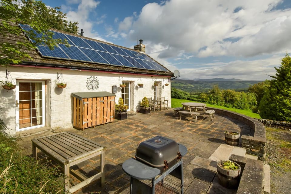 Property building, Patio, Natural landscape, Balcony/Terrace, Garden view, Mountain view