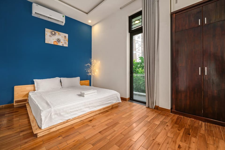 Bed, Photo of the whole room, towels, wardrobe, air conditioner