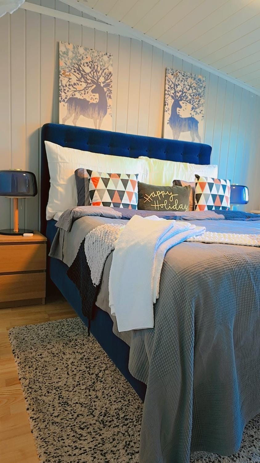 Photo of the whole room, Bedroom