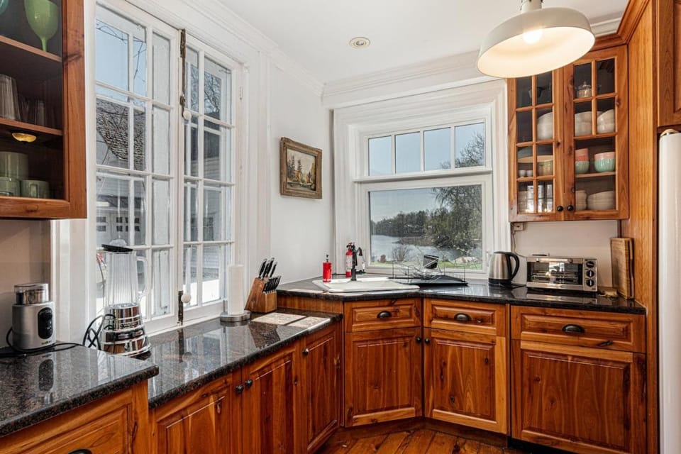 Historic 1853 Kingsgate Lakehouse House in Leeds Thousand Islands