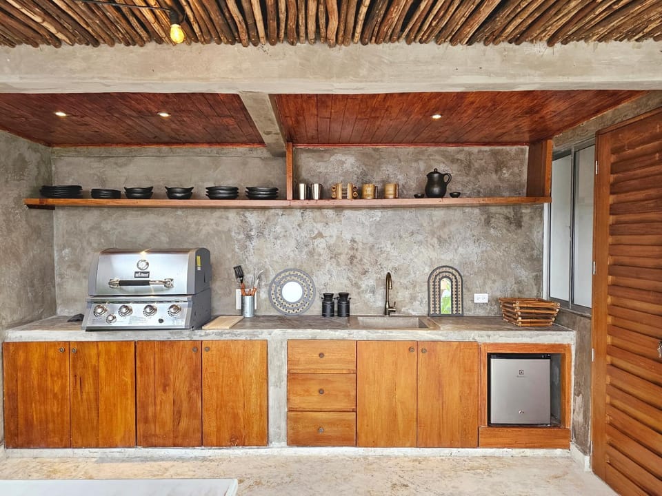 Kitchen or kitchenette, minibar