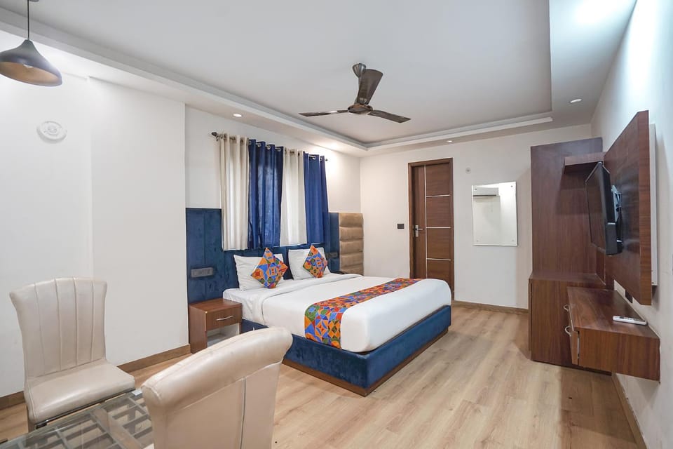 Bed, TV and multimedia, Bedroom