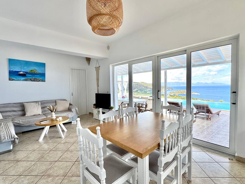 View (from property/room), Living room, Seating area, Dining area, Sea view