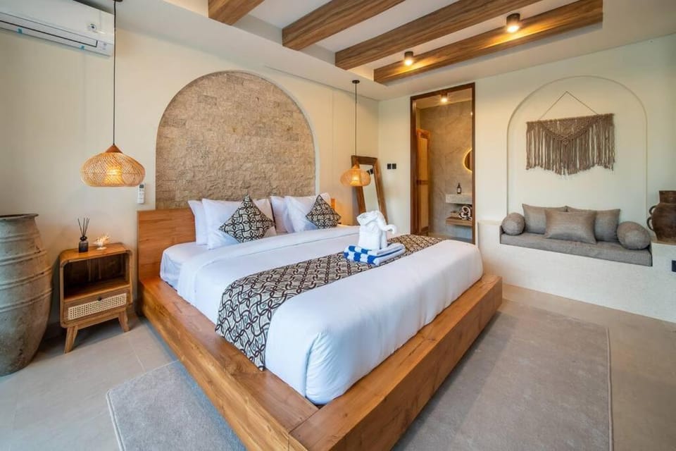 Bed, Living room, Photo of the whole room, Seating area, Bedroom, towels, air conditioner