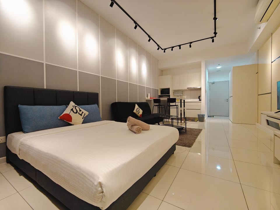 Bed, Kitchen or kitchenette, Seating area, oven