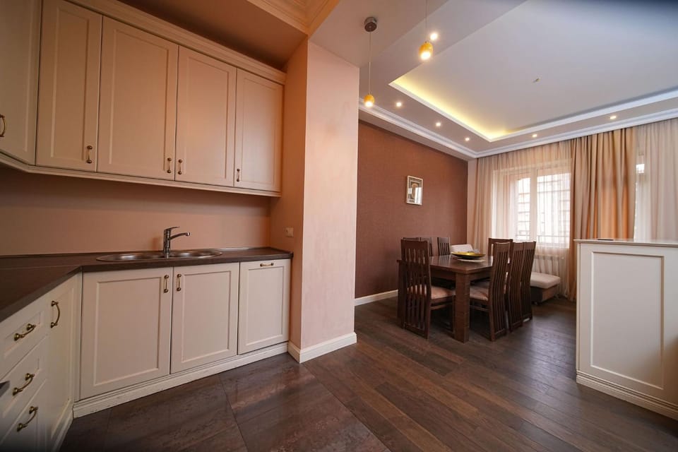Dining area, kitchen