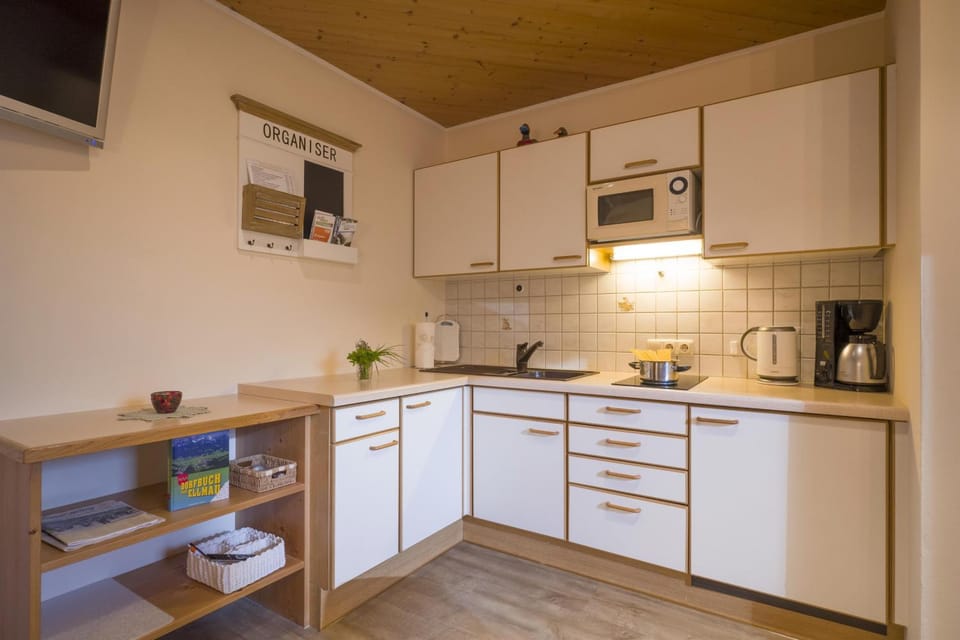Coffee/tea facilities, Kitchen or kitchenette, stove
