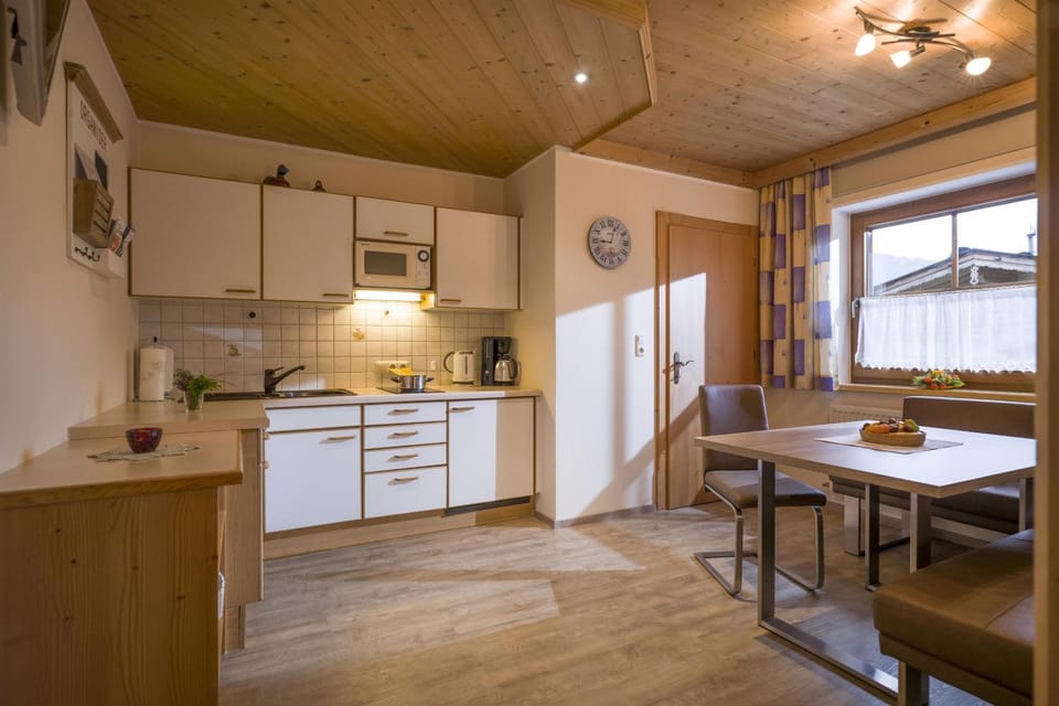 Kitchen or kitchenette, Dining area, dishwasher, stove