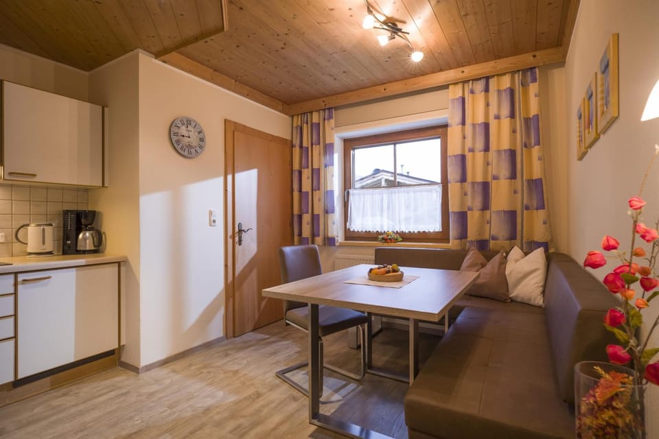 Kitchen or kitchenette, Seating area, Dining area, oven
