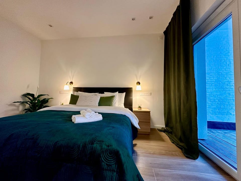 Bed, Bedroom, towels