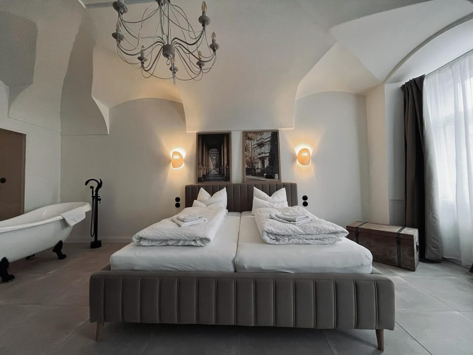 Bed, Bedroom, towels