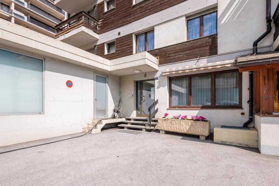Property building, Facade/entrance, Off site