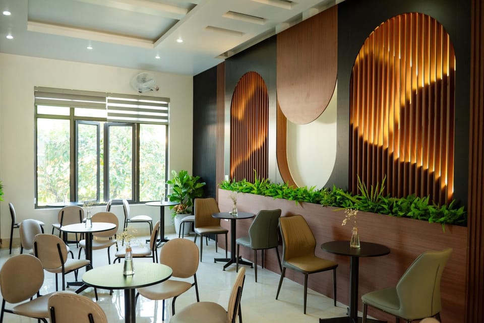 Coffee/tea facilities, Lounge or bar, Seating area, Dining area