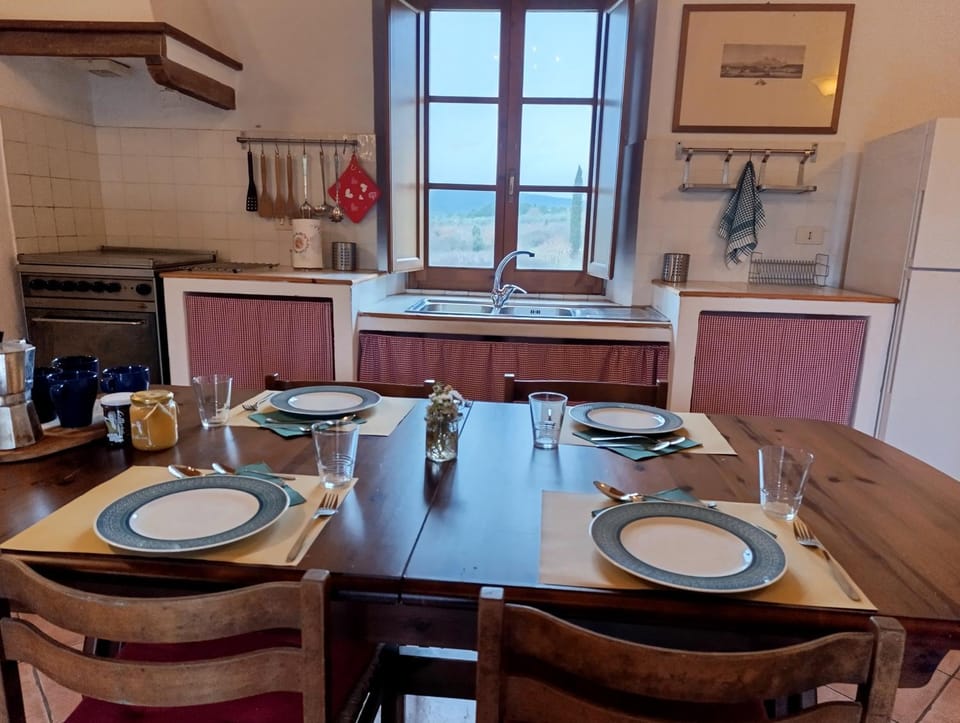 Kitchen or kitchenette, Dining area, stove