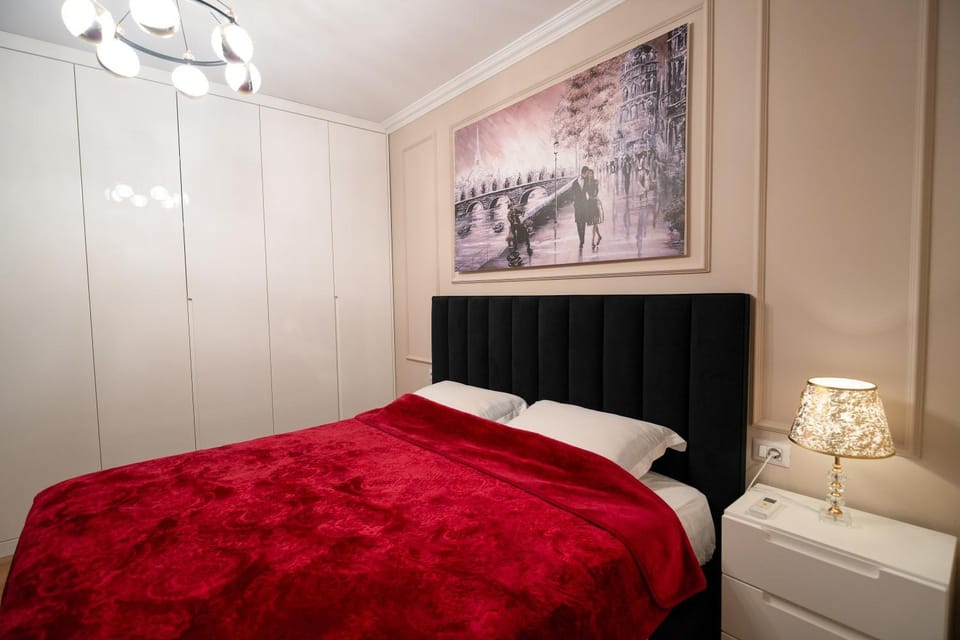 Photo of the whole room, Bedroom