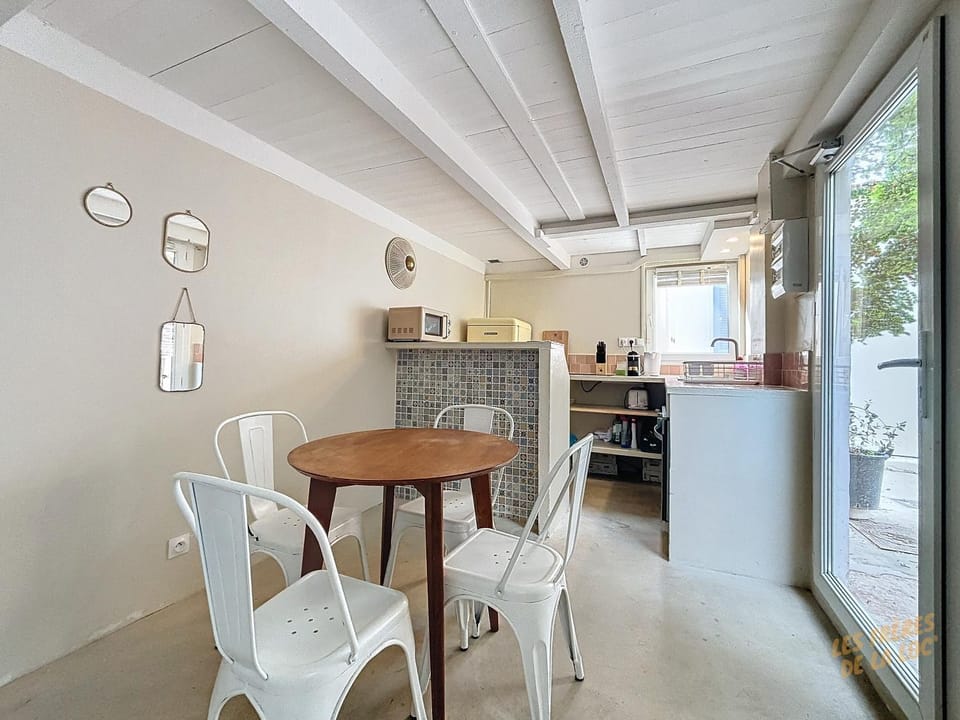 Kitchen or kitchenette, Dining area