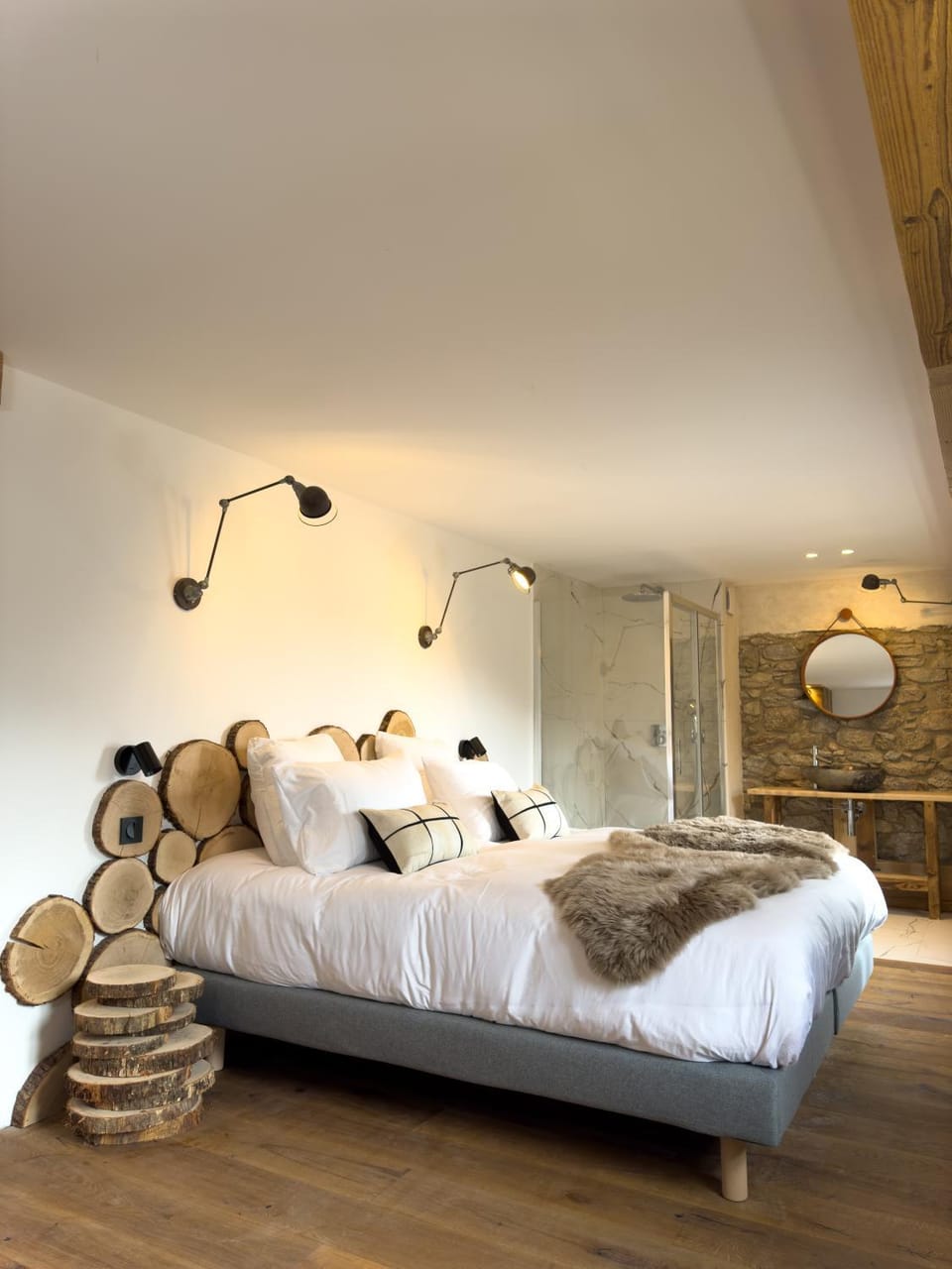 Photo of the whole room, Bedroom