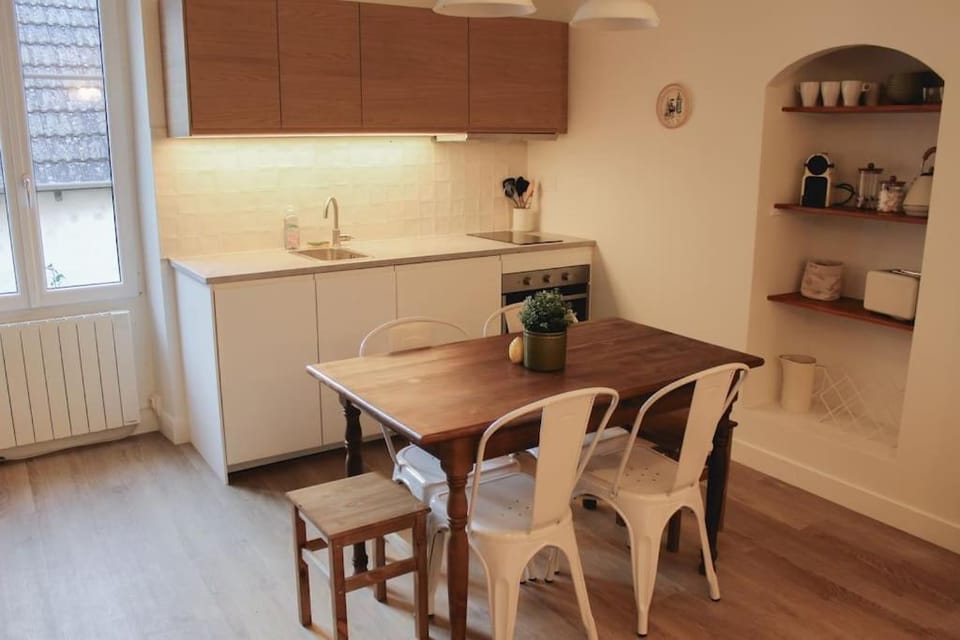 Kitchen or kitchenette, Dining area, stove