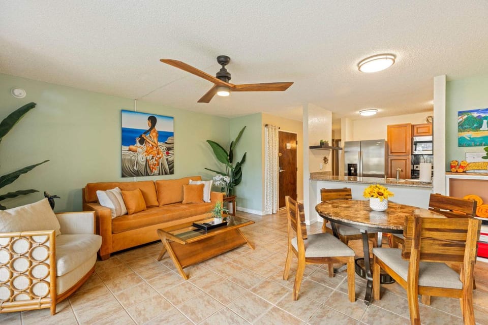 Kitchen or kitchenette, Living room, Seating area, Dining area