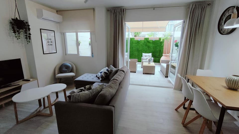 Communal lounge/ TV room, Dining area