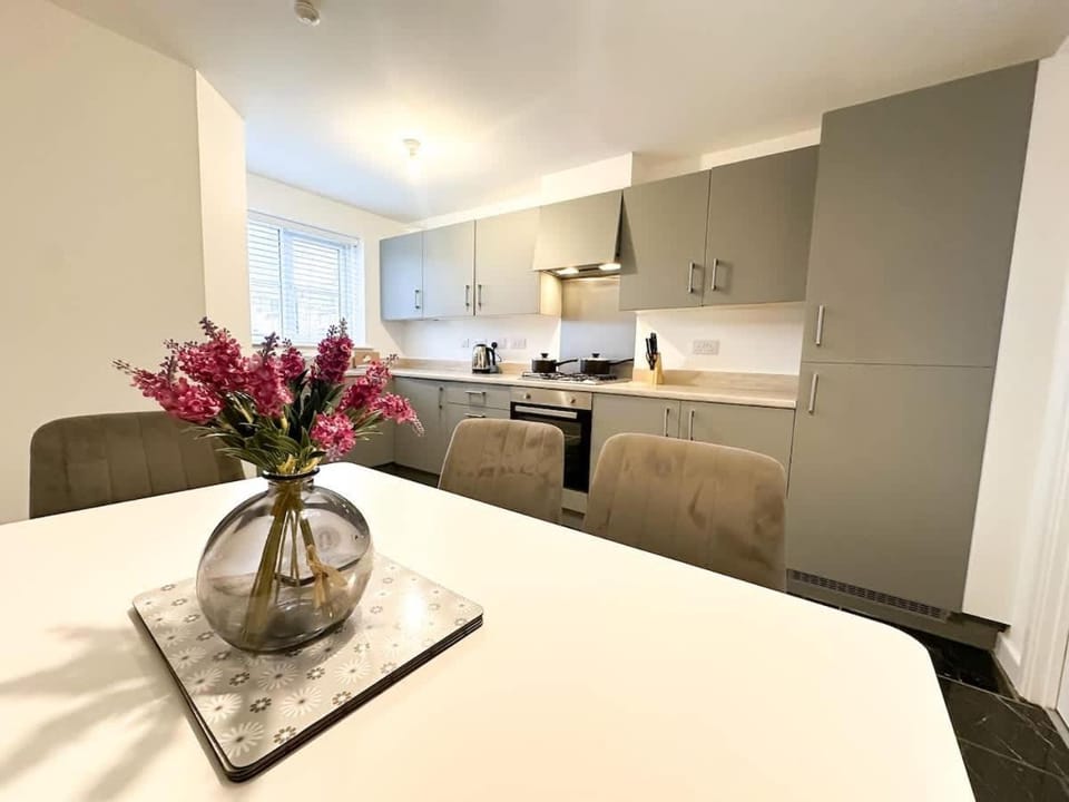 Curlew Place by Blue Skies Stays House in England