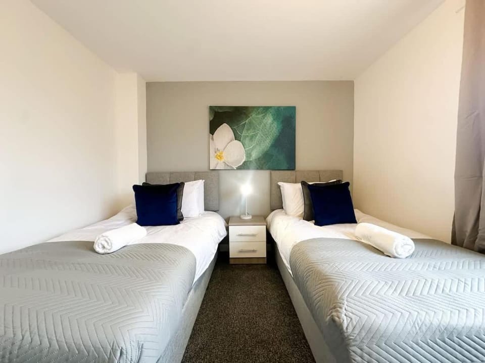 Curlew Place by Blue Skies Stays House in England