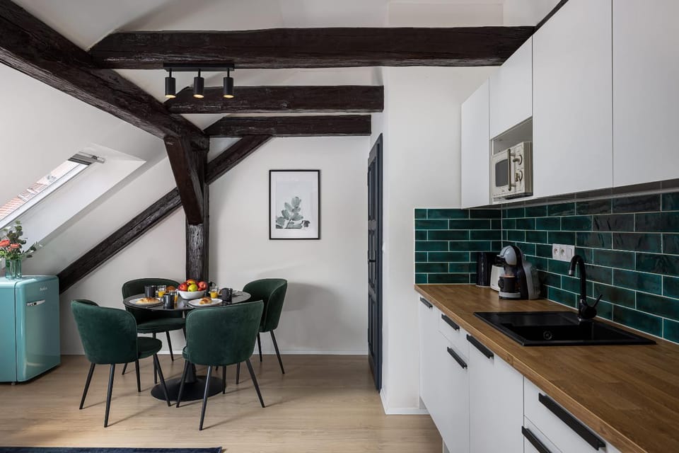 Coffee/tea facilities, Kitchen or kitchenette, Living room, Seating area, Dining area