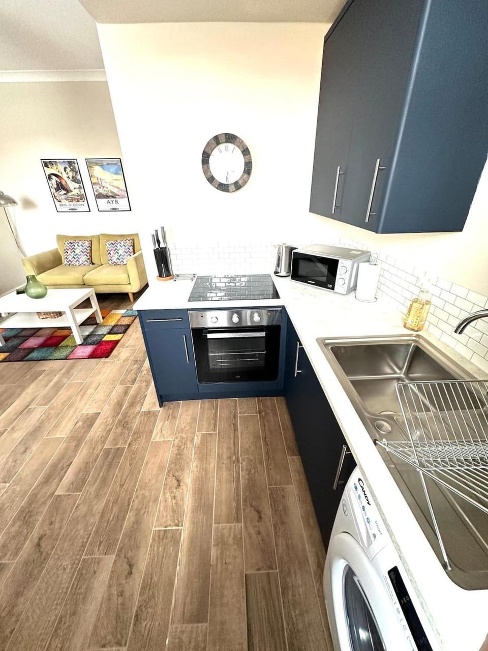 Kitchen or kitchenette, oven, washing machine