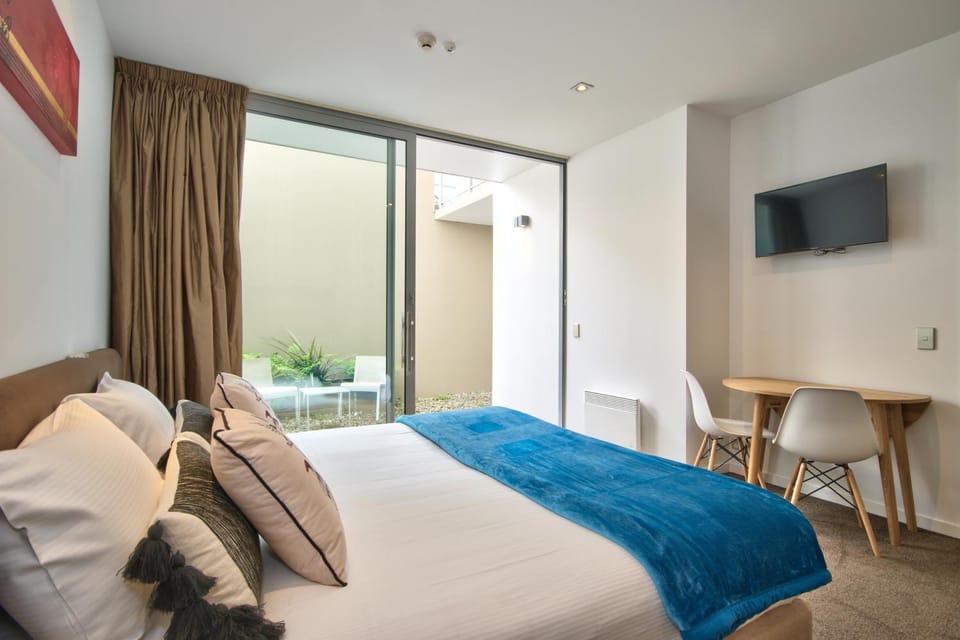 Bed, TV and multimedia, Dining area
