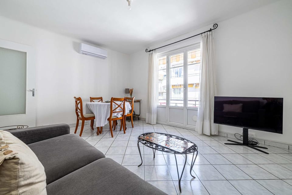 TV and multimedia, Living room, Seating area, Dining area, air conditioner