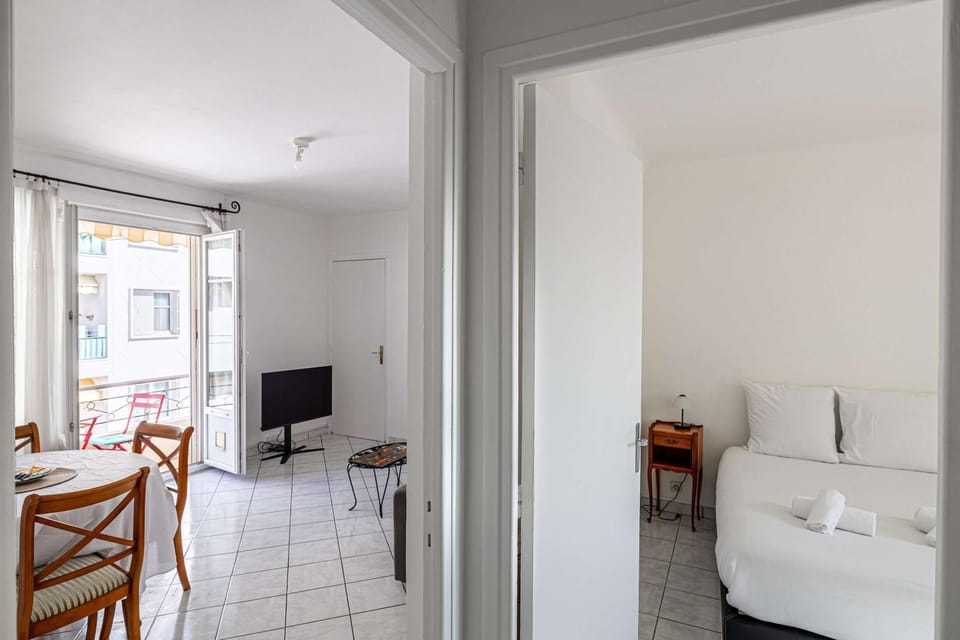 Bed, TV and multimedia, Living room, Seating area, Dining area, Bedroom