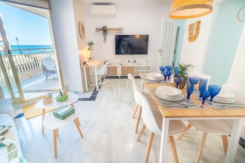 Communal lounge/ TV room, TV and multimedia, Living room, Dining area