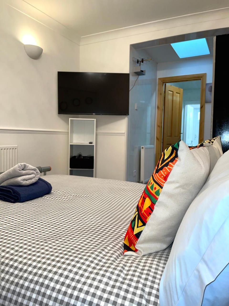 Penn Gardens Spacious king size room- 3 Apartment in Romford