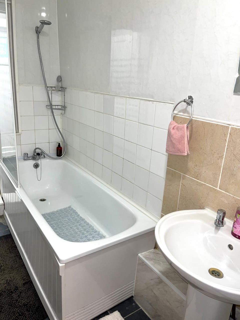 Penn Gardens Spacious king size room- 3 Apartment in Romford
